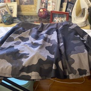 Athletic skirt in gray camouflage pattern
